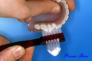 Pflege von herausnehmbarem Zahnersatz